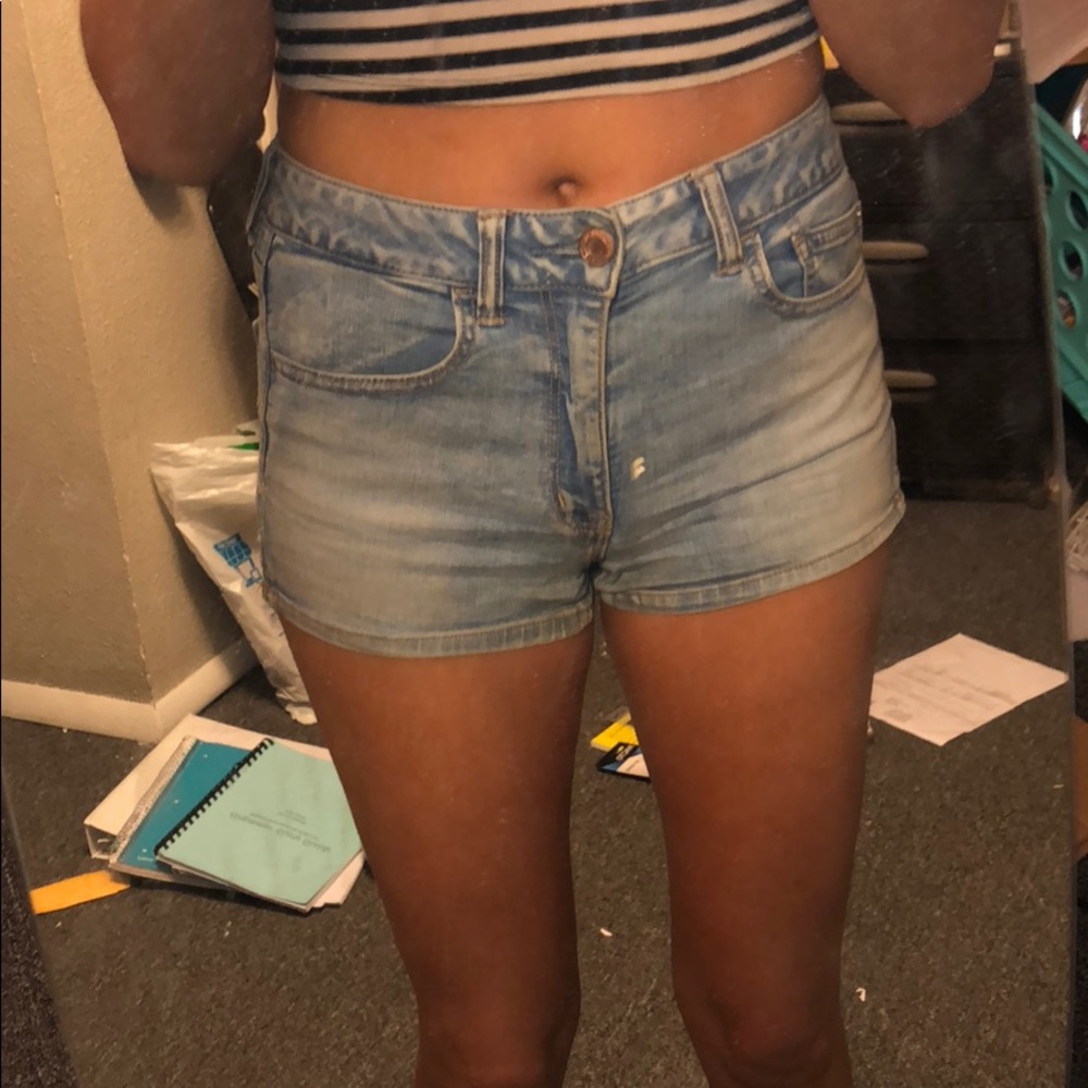 Light wash short blue jean shorts